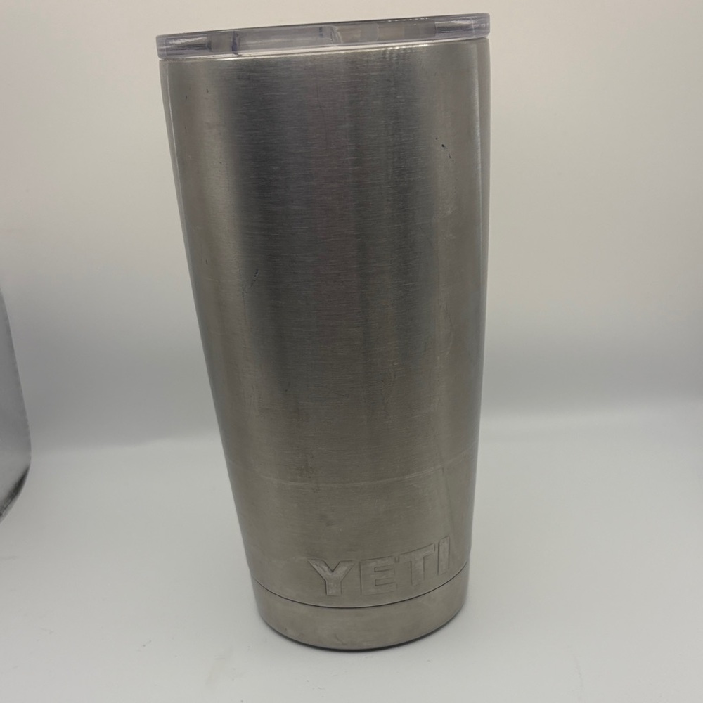 YETI Silver Tumbler with lid 20 oz
